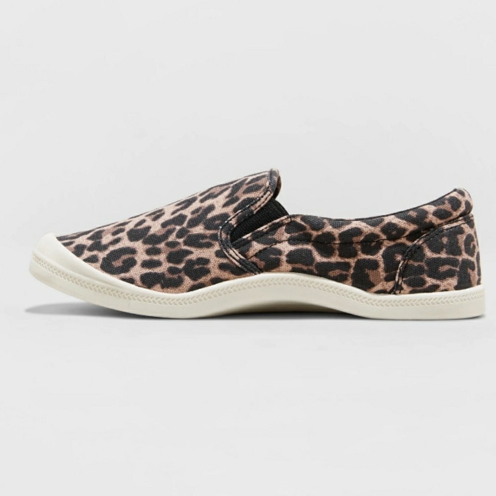Leopard print flats NWOT